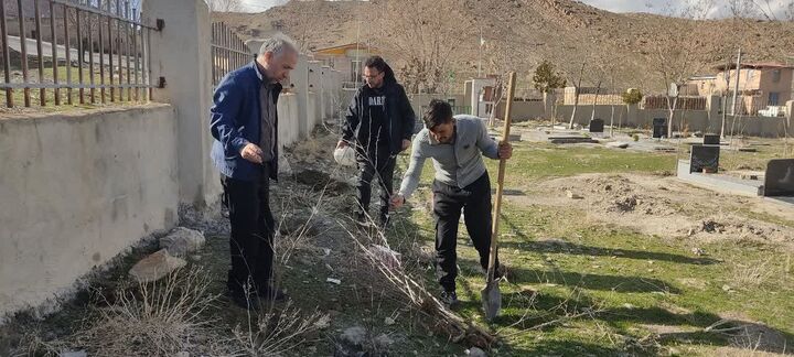 کاشت نهال مثمر در مسجد و گلزار شهدای بهادرستان به همت اعضای کانون کمیل