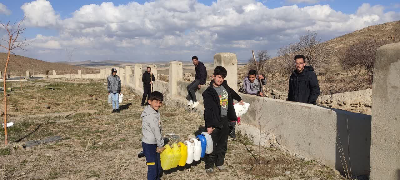 کاشت نهال مثمر در مسجد و گلزار شهدای بهادرستان به همت اعضای کانون کمیل