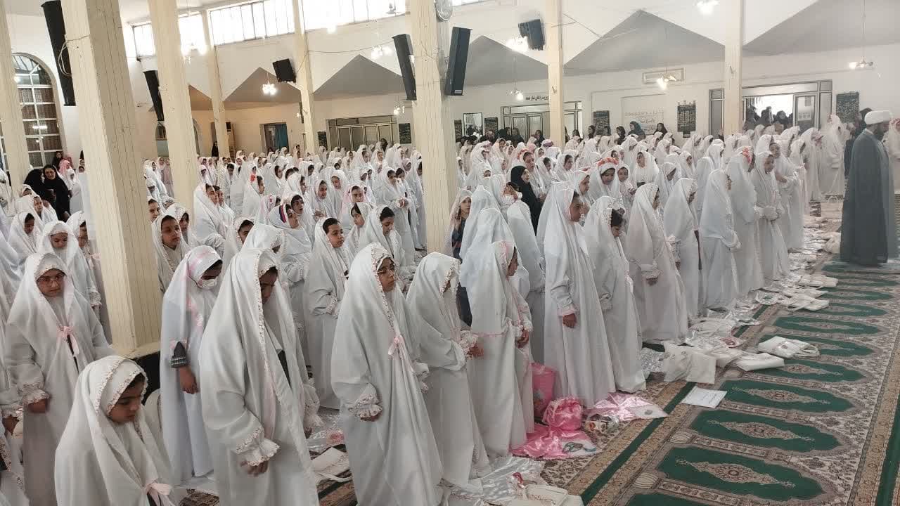 دانشآموزان دختر آستارایی بهار سن تکلیف خود را جشن گرفتند