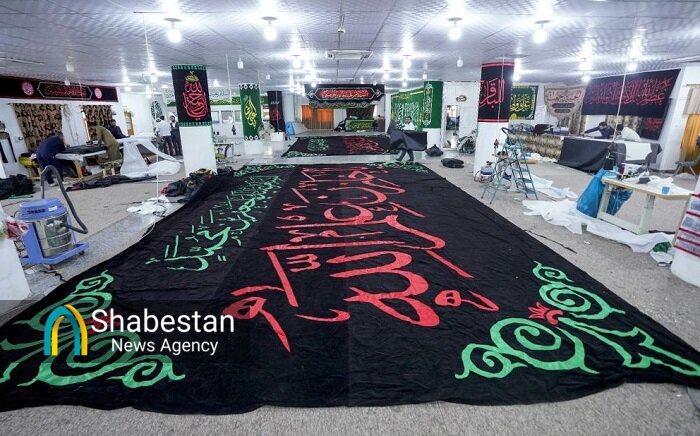 آماده سازی پارچه نوشتههای عزاداری شهادت امام صادق(ع)در حرم مطهر علوی+ عکس