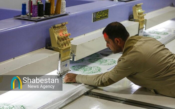 آماده سازی پارچه نوشتههای عزاداری شهادت امام صادق(ع)در حرم مطهر علوی+ عکس