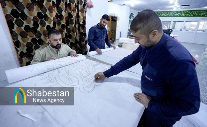 آماده سازی پارچه نوشتههای عزاداری شهادت امام صادق(ع)در حرم مطهر علوی+ عکس