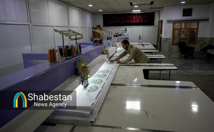 آماده سازی پارچه نوشتههای عزاداری شهادت امام صادق(ع)در حرم مطهر علوی+ عکس