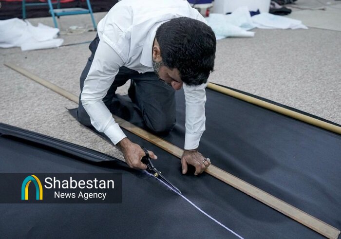 آماده سازی پارچه نوشتههای عزاداری شهادت امام صادق(ع)در حرم مطهر علوی+ عکس