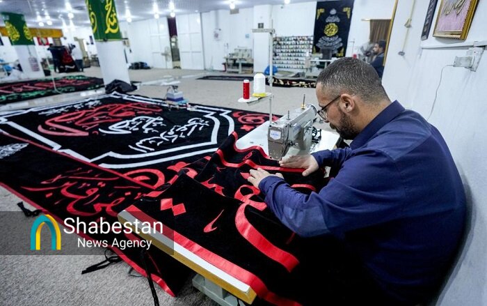 آماده سازی پارچه نوشتههای عزاداری شهادت امام صادق(ع)در حرم مطهر علوی+ عکس