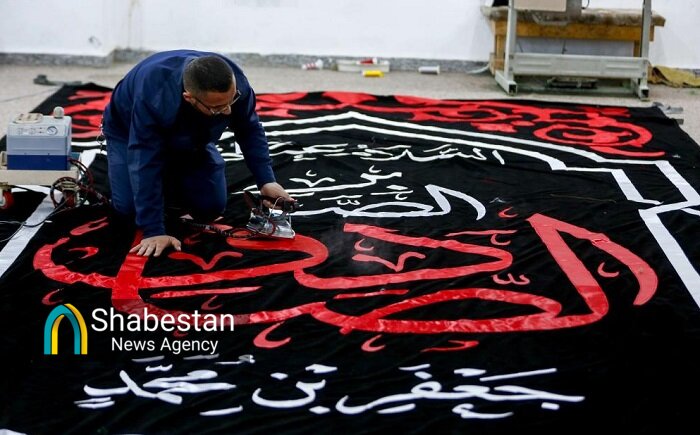 آماده سازی پارچه نوشتههای عزاداری شهادت امام صادق(ع)در حرم مطهر علوی+ عکس