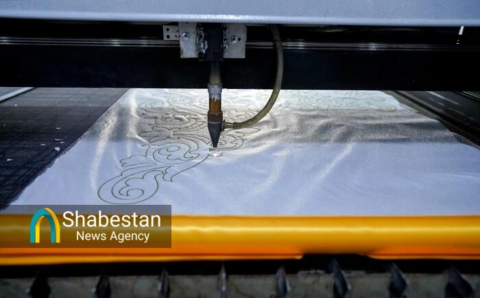 آماده سازی پارچه نوشتههای عزاداری شهادت امام صادق(ع)در حرم مطهر علوی+ عکس