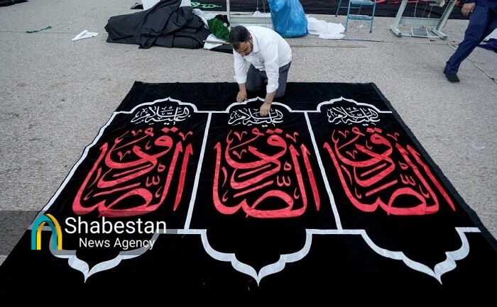 آماده سازی پارچه نوشتههای عزاداری شهادت امام صادق(ع)در حرم مطهر علوی+ عکس