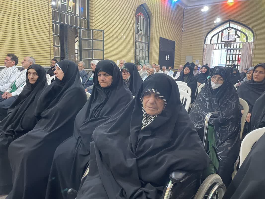 مادران و پدران شهداء الگوی شاخص رفتار تربیتی برای خانوادهها هستند