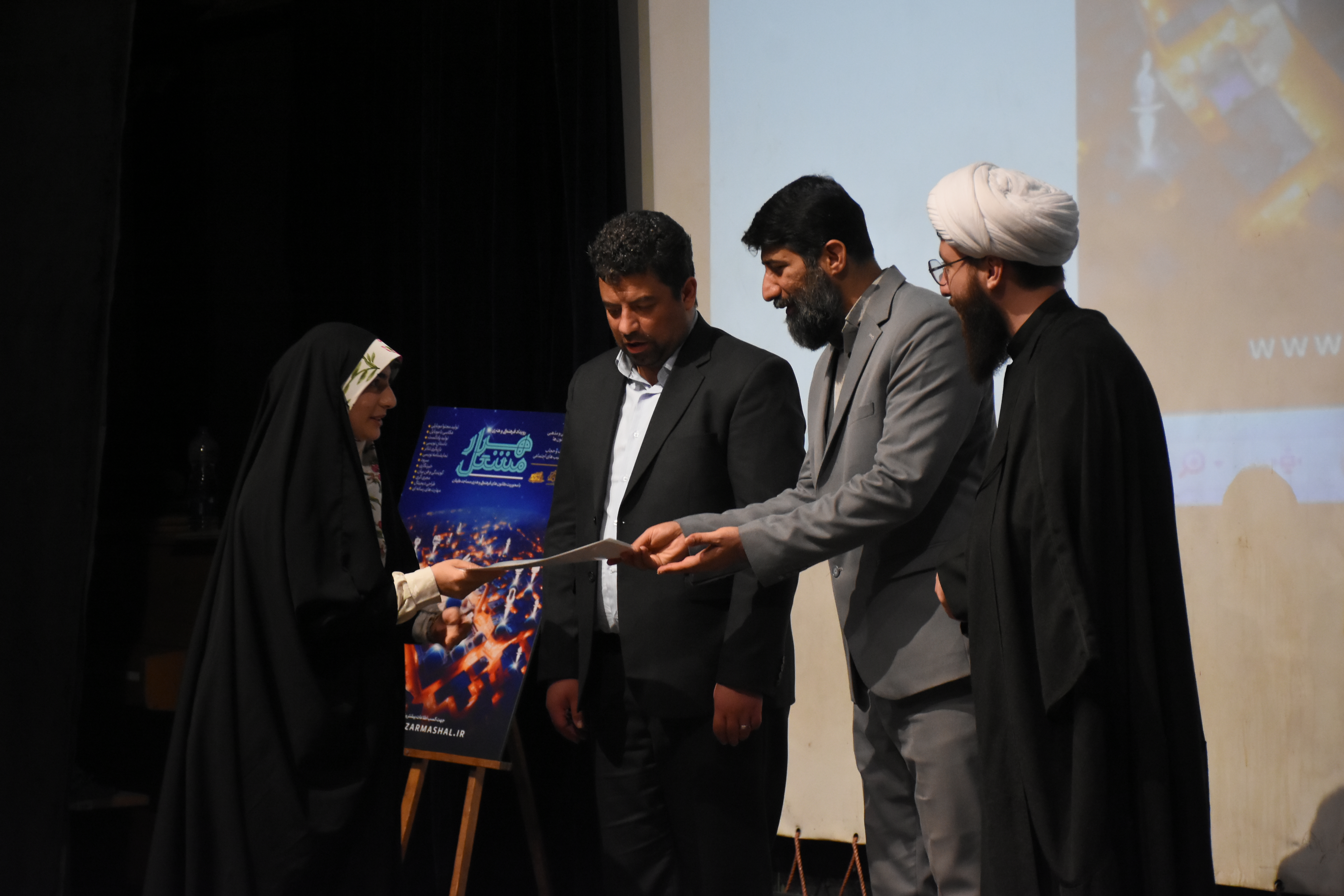 راه شهدا با حضور جوانان در مساجد تداوم مییابد