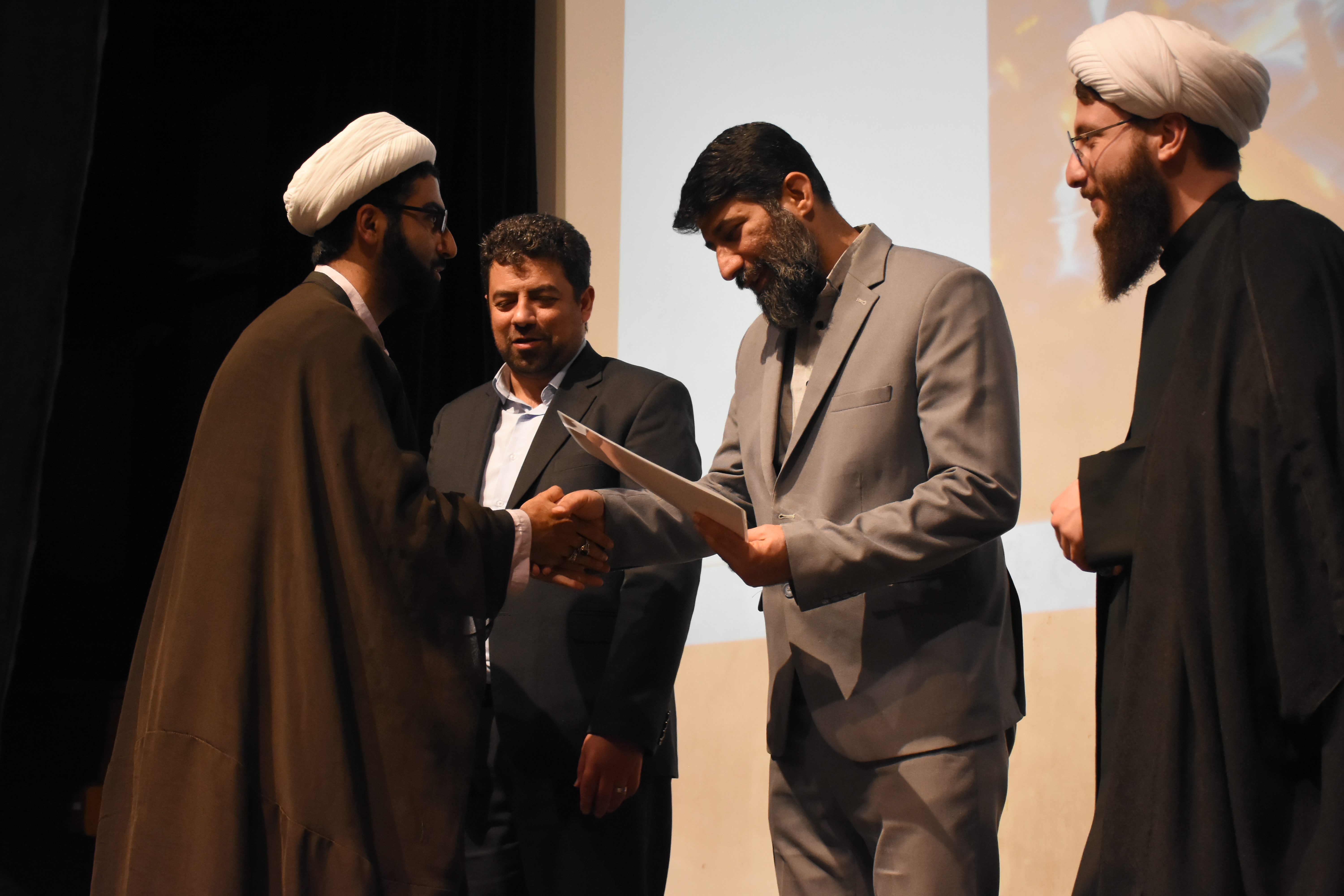 راه شهدا با حضور جوانان در مساجد تداوم مییابد