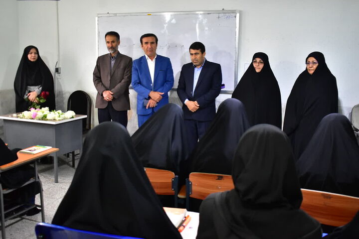 تجلیل مسئولان از مقام شامخ معلم در کلاسهای درس/ بازدید از دبیرستانهای شهید مطهری یاسوج