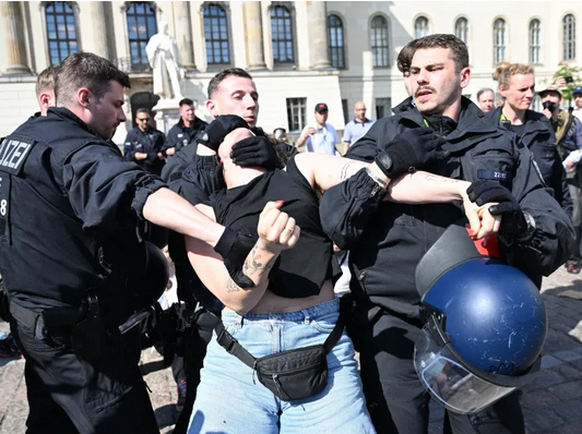 حمله پلیس آلمان به دانشجویان معترض حامی غزه در برلین+ عکس