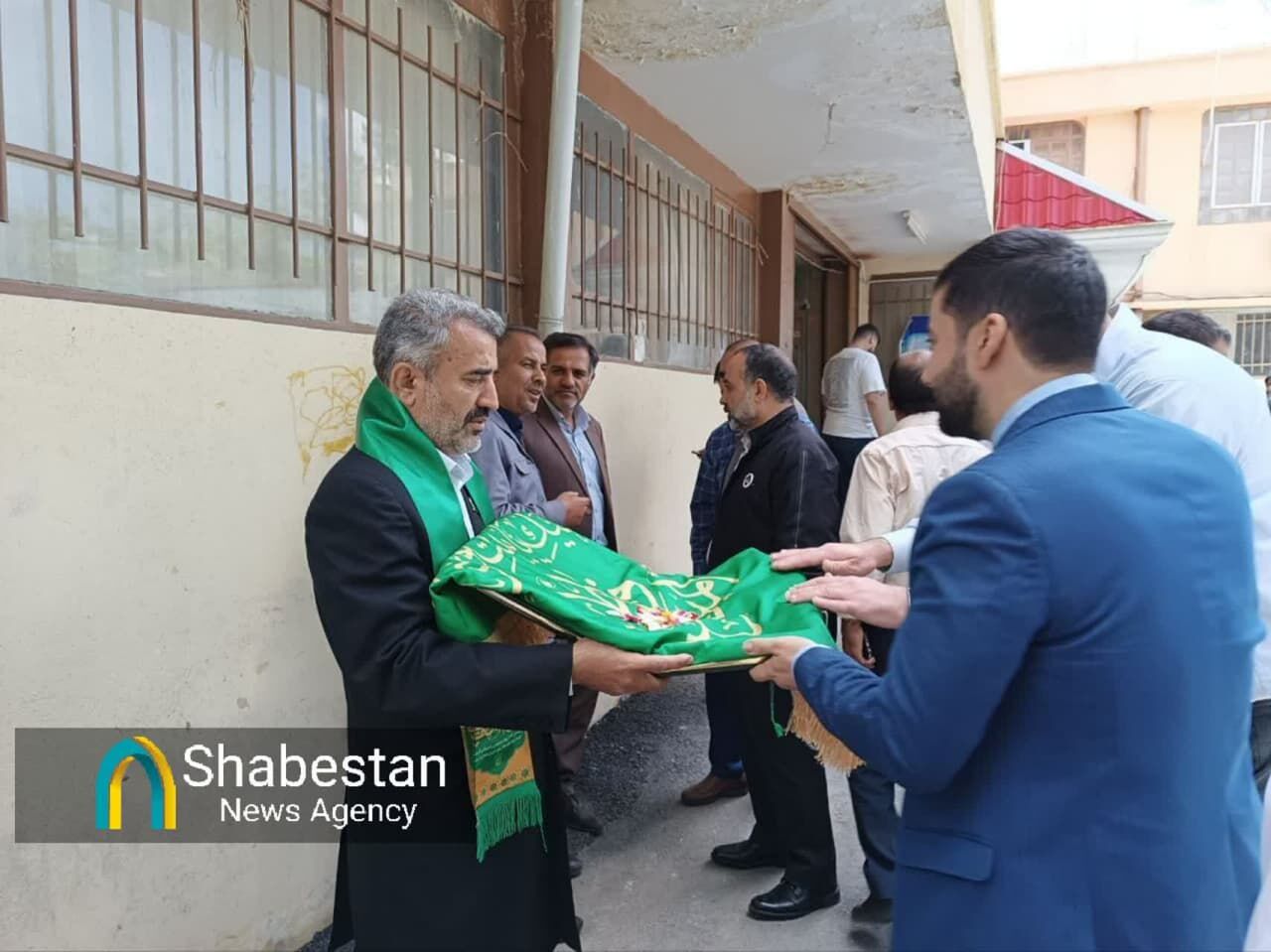 پرچم متبرک حرم حضرت معصومه(س) در دانشگاه علوم پزشکی کرمانشاه