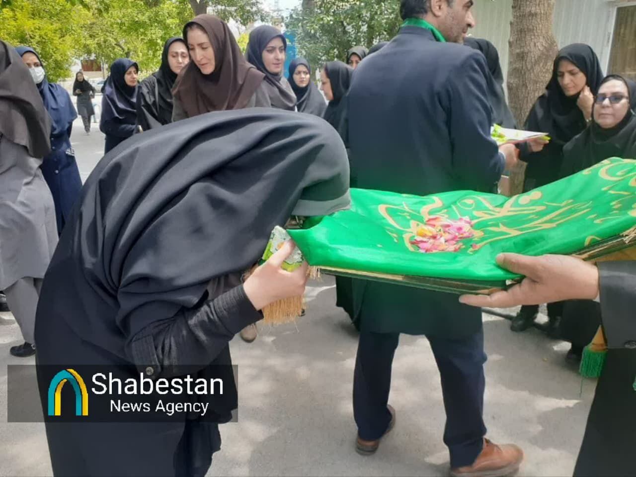 پرچم متبرک حرم حضرت معصومه(س) در دانشگاه علوم پزشکی کرمانشاه