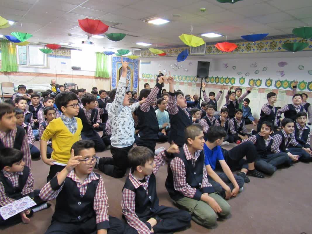 جشن دهه کرامت در مدرسه عارف با همت کانون شهید مصطفی حسینی برپا شد