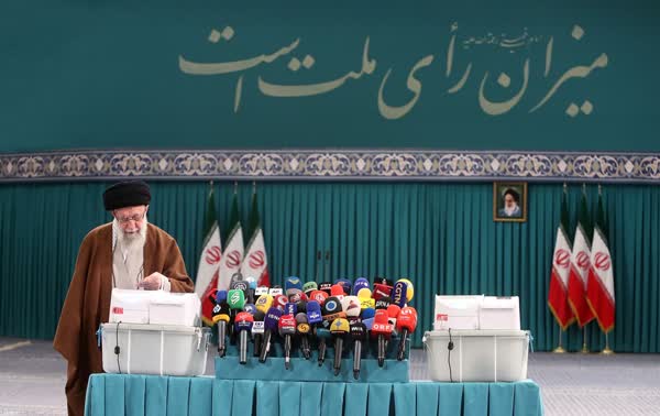 ثبت رای شخصیتهای کشوری و لشکری در مرحله دوم انتخابات مجلس