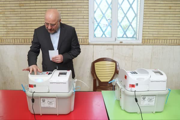 ثبت رای شخصیتهای کشوری و لشکری در مرحله دوم انتخابات مجلس