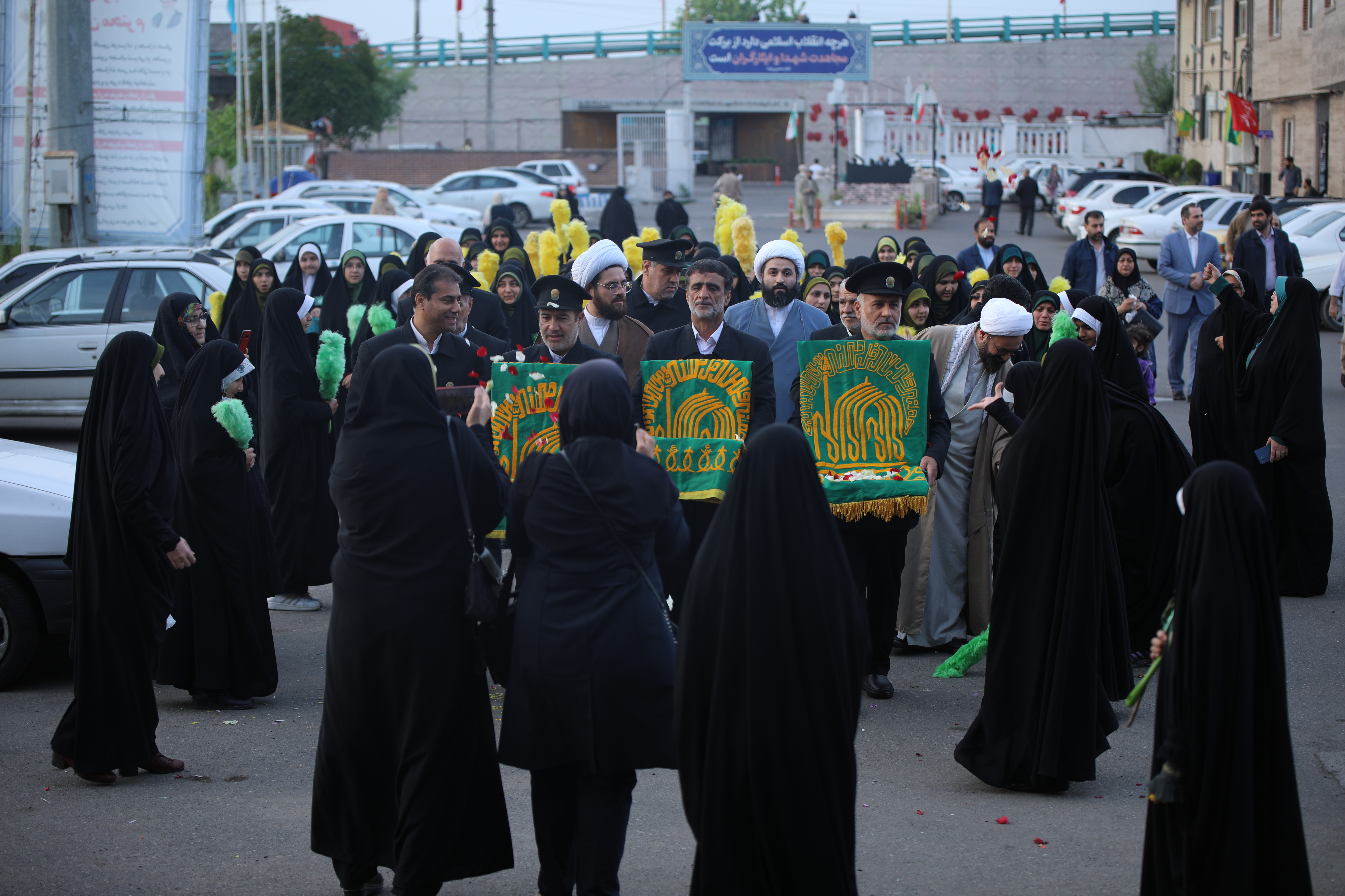 زیر سایه این خورشید کسی گم نمیشود