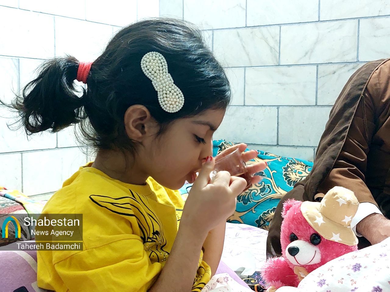 روز متفاوت دختر برای رقیه‌ی جانباز حادثه تروریستی کرمان