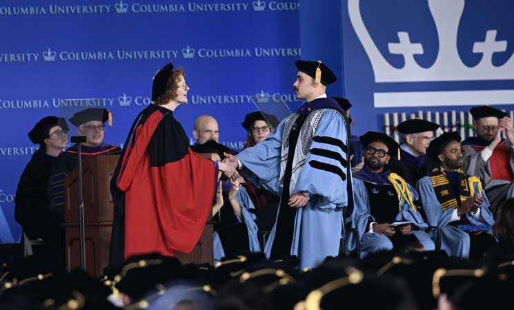 چفیه فلسطینی بر دوش دانشجویان در مراسم فارغ التحصیلی خود از دانشگاه کلمبیا