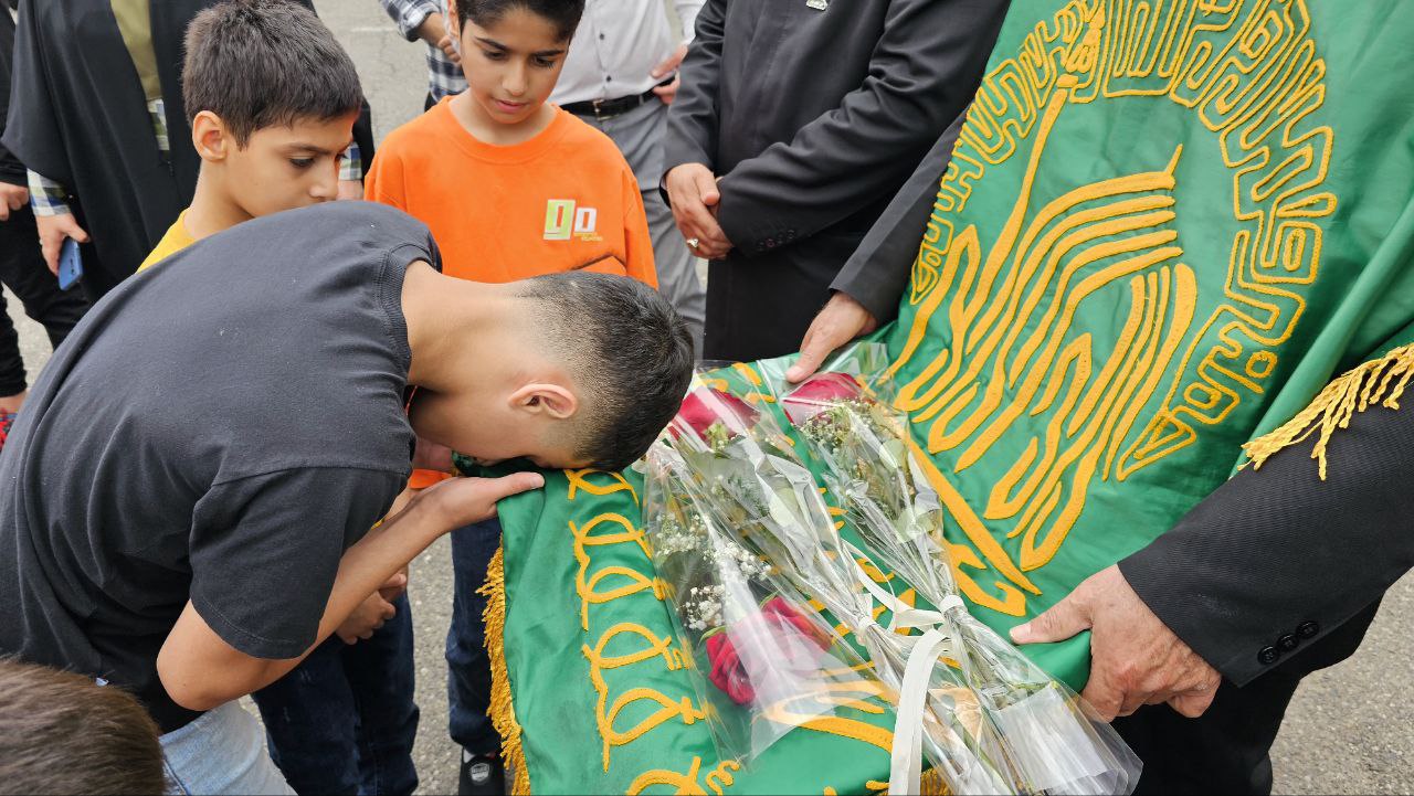 نوازش پدرانه خدام رضوی بر سر کودکان یتیم پرورشگاه مژدهی رشت