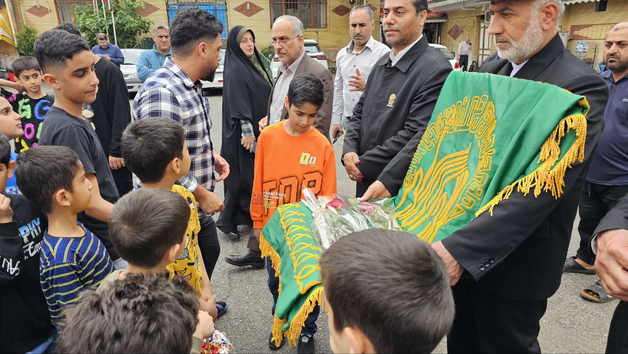 نوازش پدرانه خدام رضوی بر سر کودکان یتیم پرورشگاه مژدهی رشت