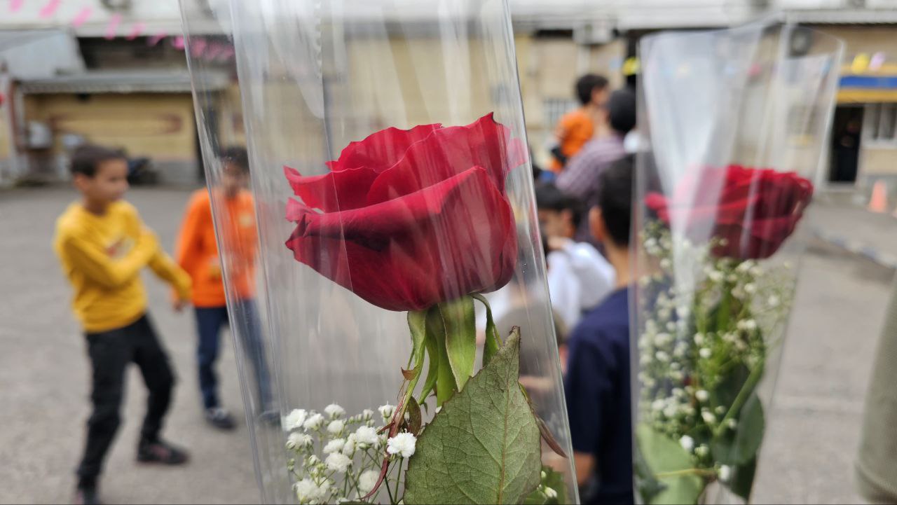 نوازش پدرانه خدام رضوی بر سر کودکان یتیم پرورشگاه مژدهی رشت