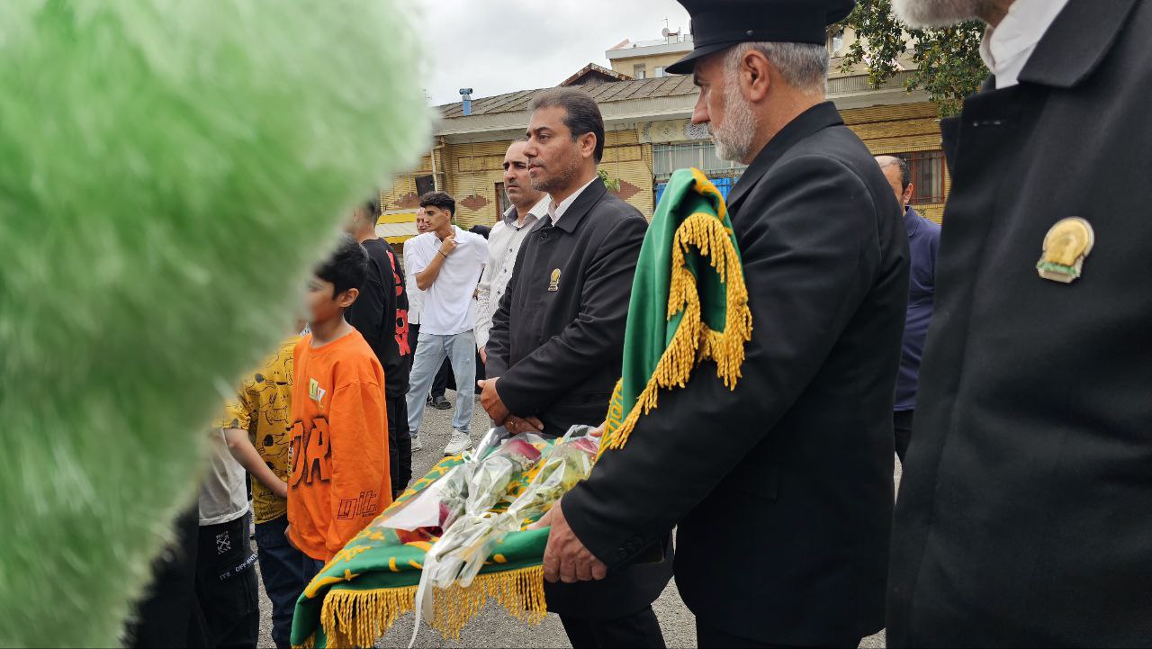 نوازش پدرانه خدام رضوی بر سر کودکان یتیم پرورشگاه مژدهی رشت