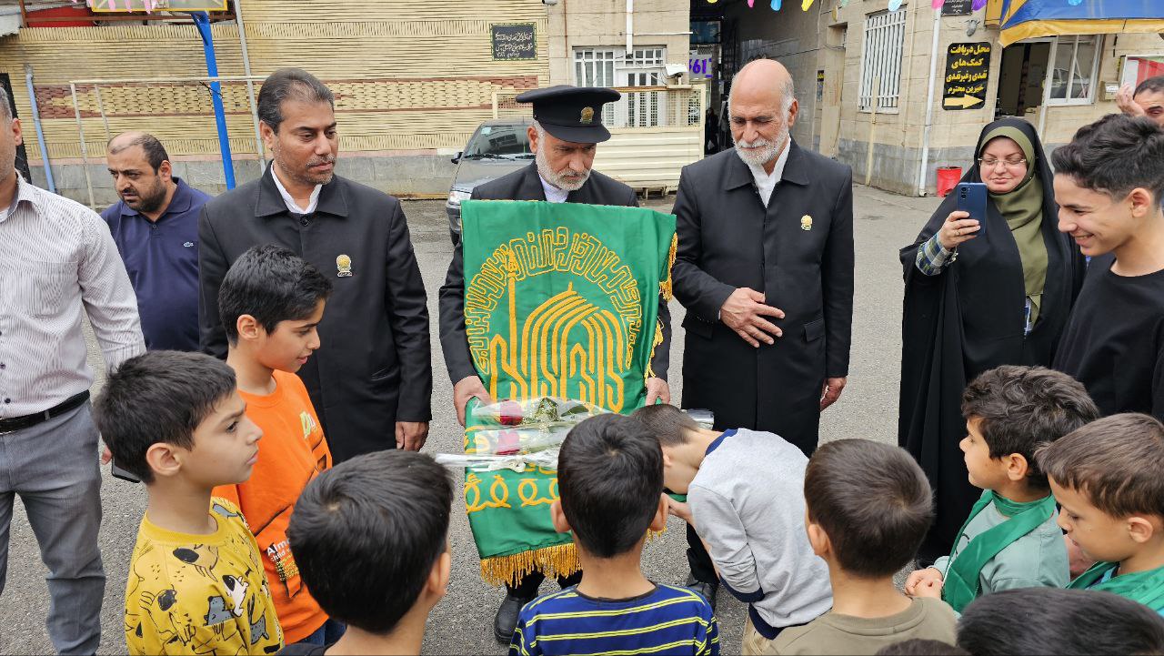 نوازش پدرانه خدام رضوی بر سر کودکان یتیم پرورشگاه مژدهی رشت