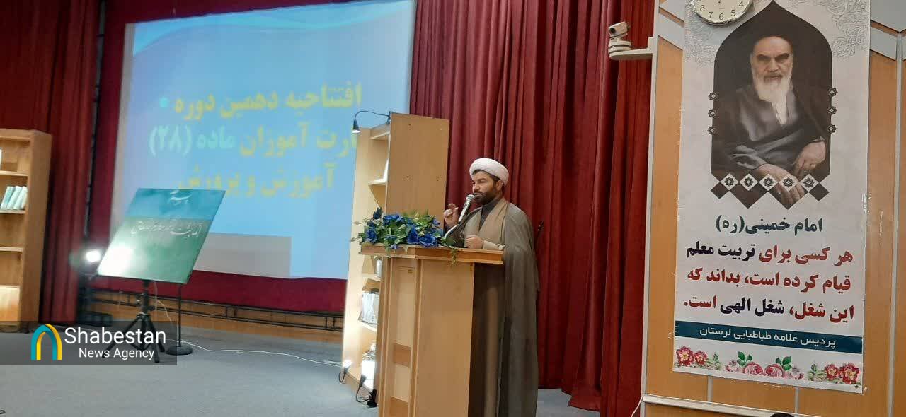 معلم الگو و اسوه دانشآموز است