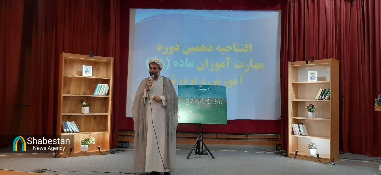 معلم الگو و اسوه دانشآموز است