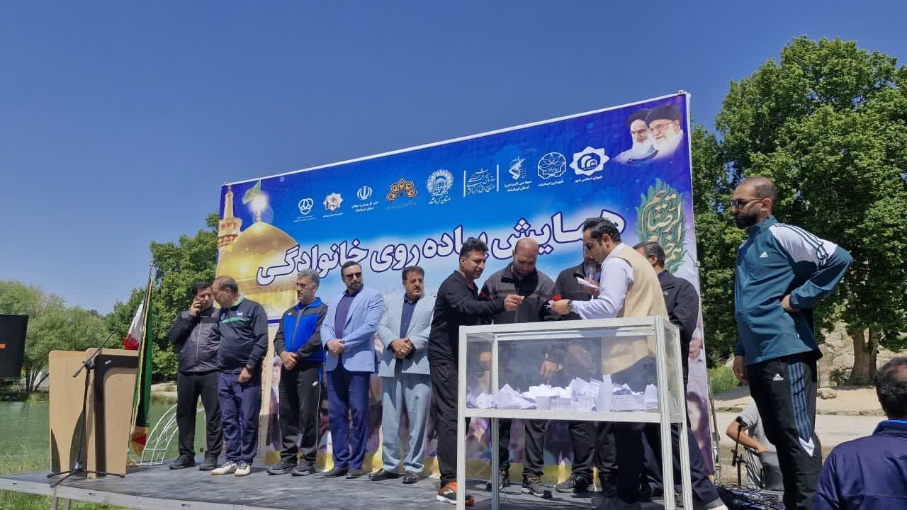 همایش بزرگ پیاده روی خانوادگی در کرمانشاه برگزار شد