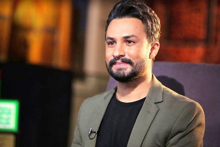 تلاوت زیبای قرآن توسط خواننده معروف در برنامه تلویزیونی