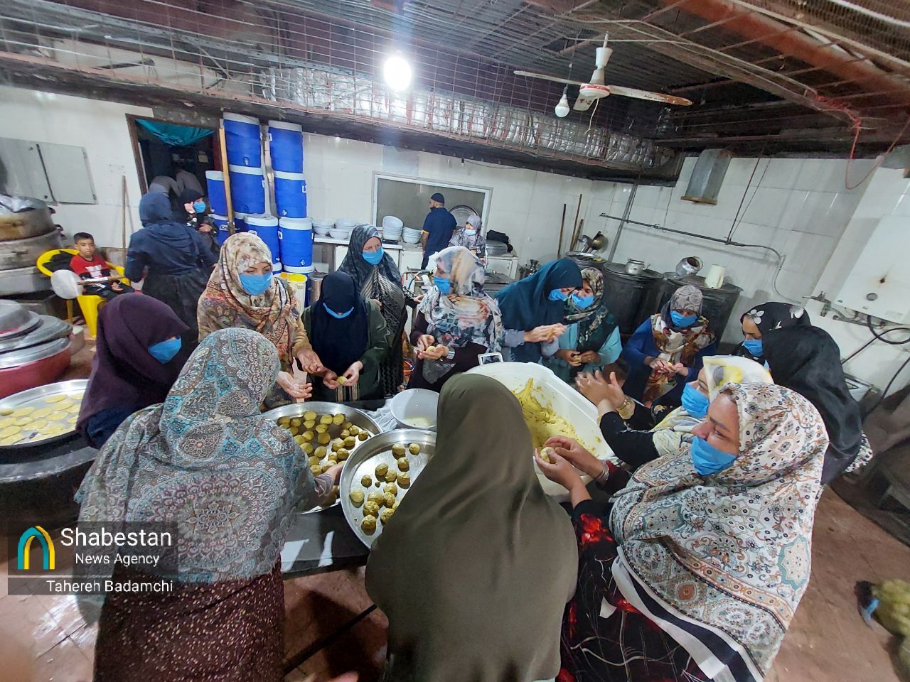 پخت بیش از ۲۲ هزار روغنجوشی کرمانی برای پذیرایی از زائران امام رئوف+تصاویر