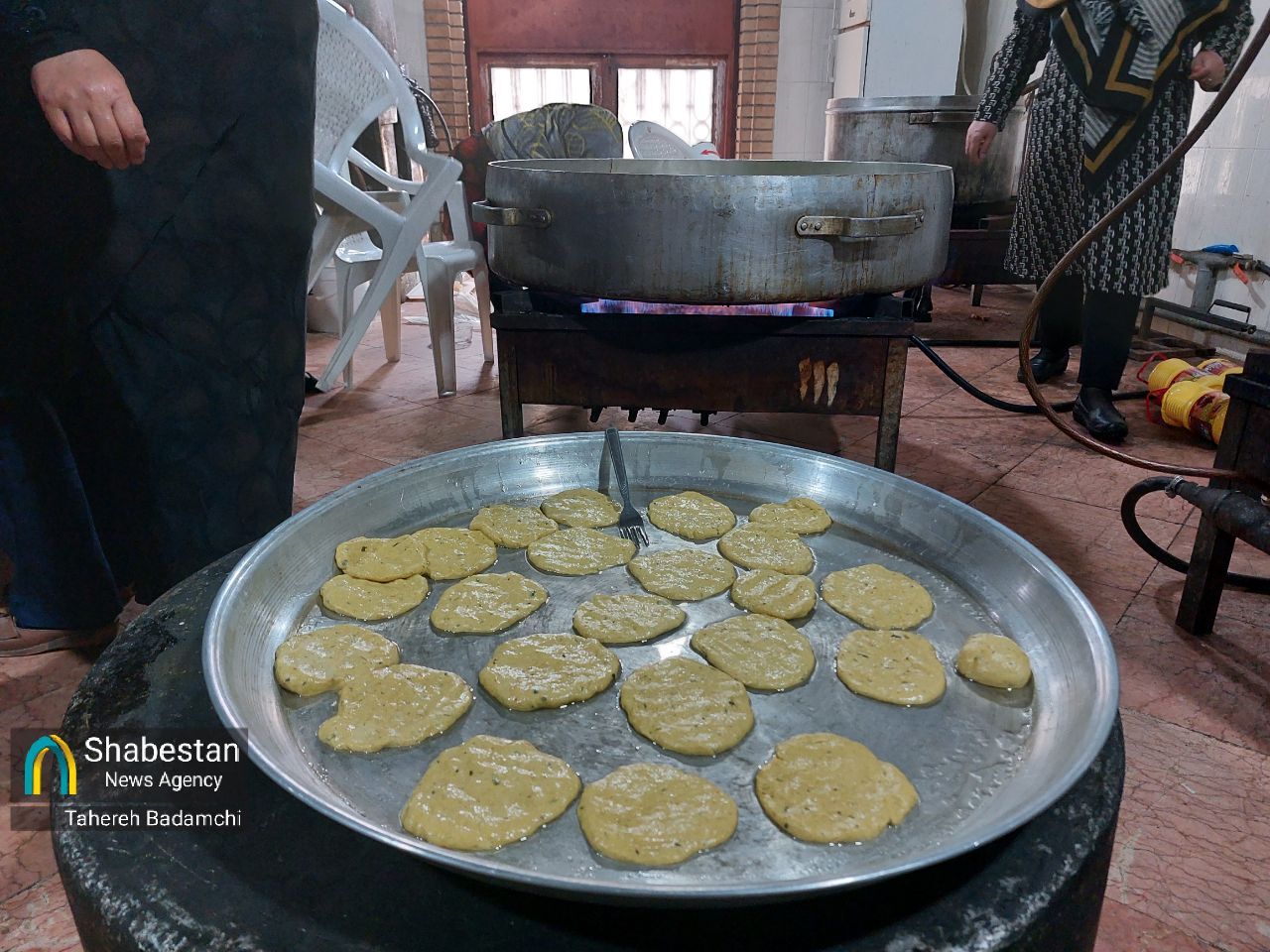 پخت بیش از ۲۲ هزار روغنجوشی کرمانی برای پذیرایی از زائران امام رئوف+تصاویر
