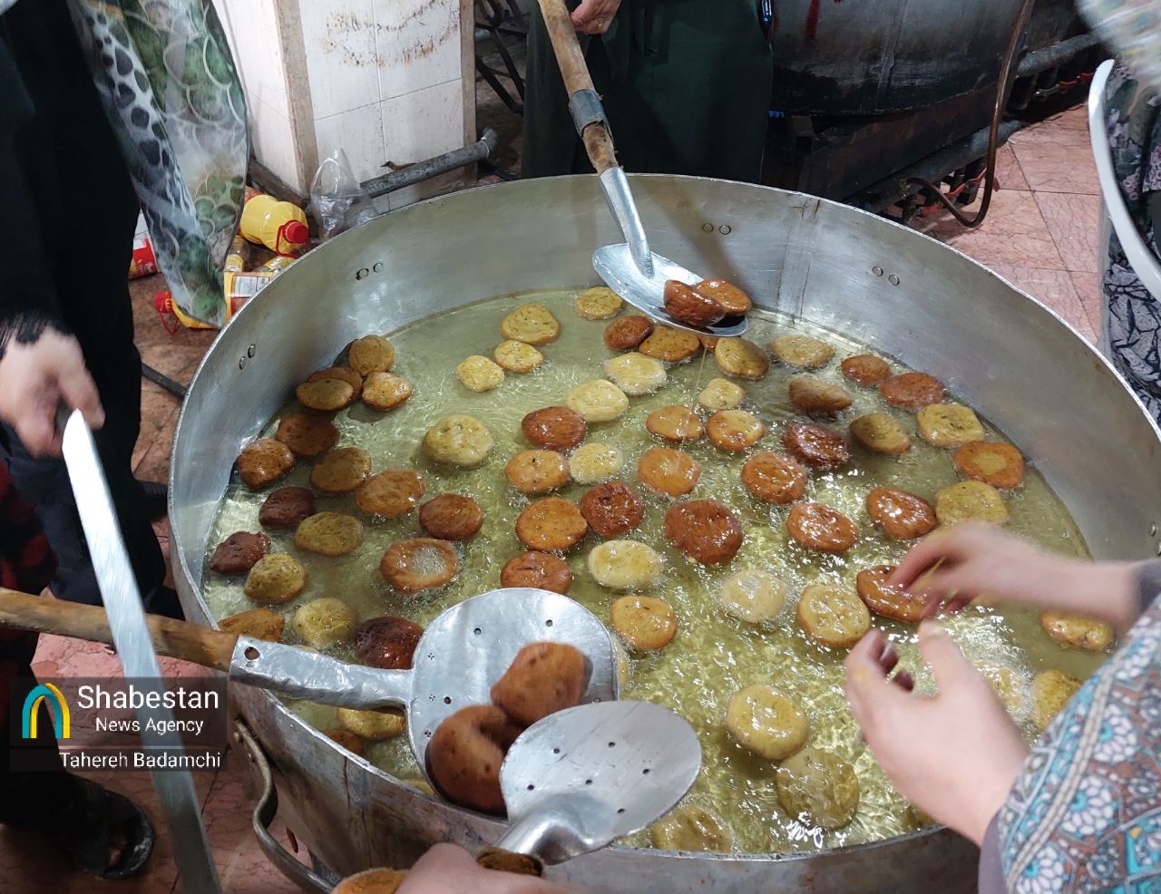 پخت بیش از ۲۲ هزار روغن‌جوشی کرمانی برای پذیرایی از زائران امام رئوف+تصاویر