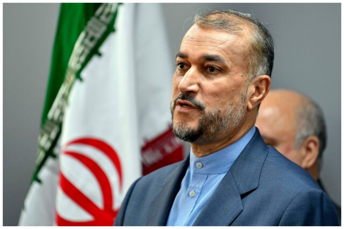 او دیپلمات بود