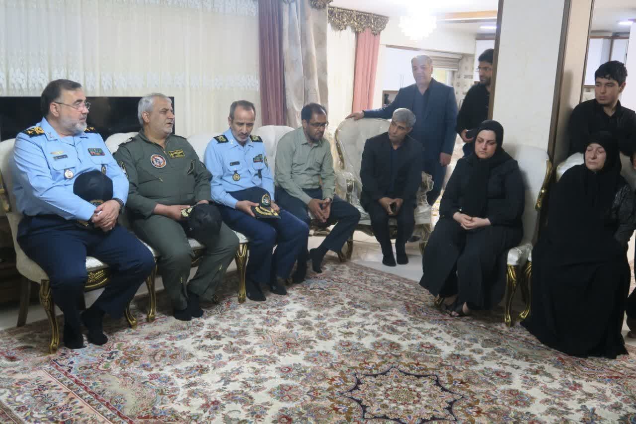 دیدار فرمانده نیروی هوایی با خانواده شهدای کادرپرواز بالگرد رئیسجمهور