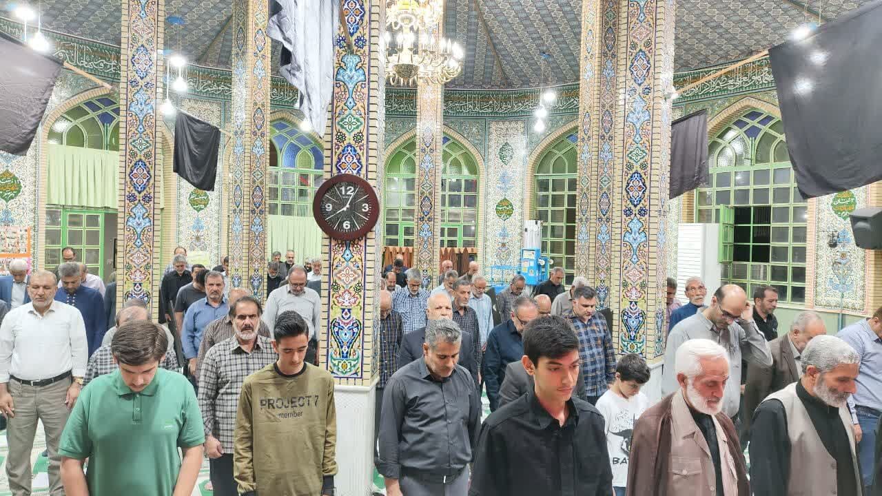 قرائت زیارت عاشورا توسط جوانان مسجدی در سوگ شهادت رئیس جمهور و یارانش