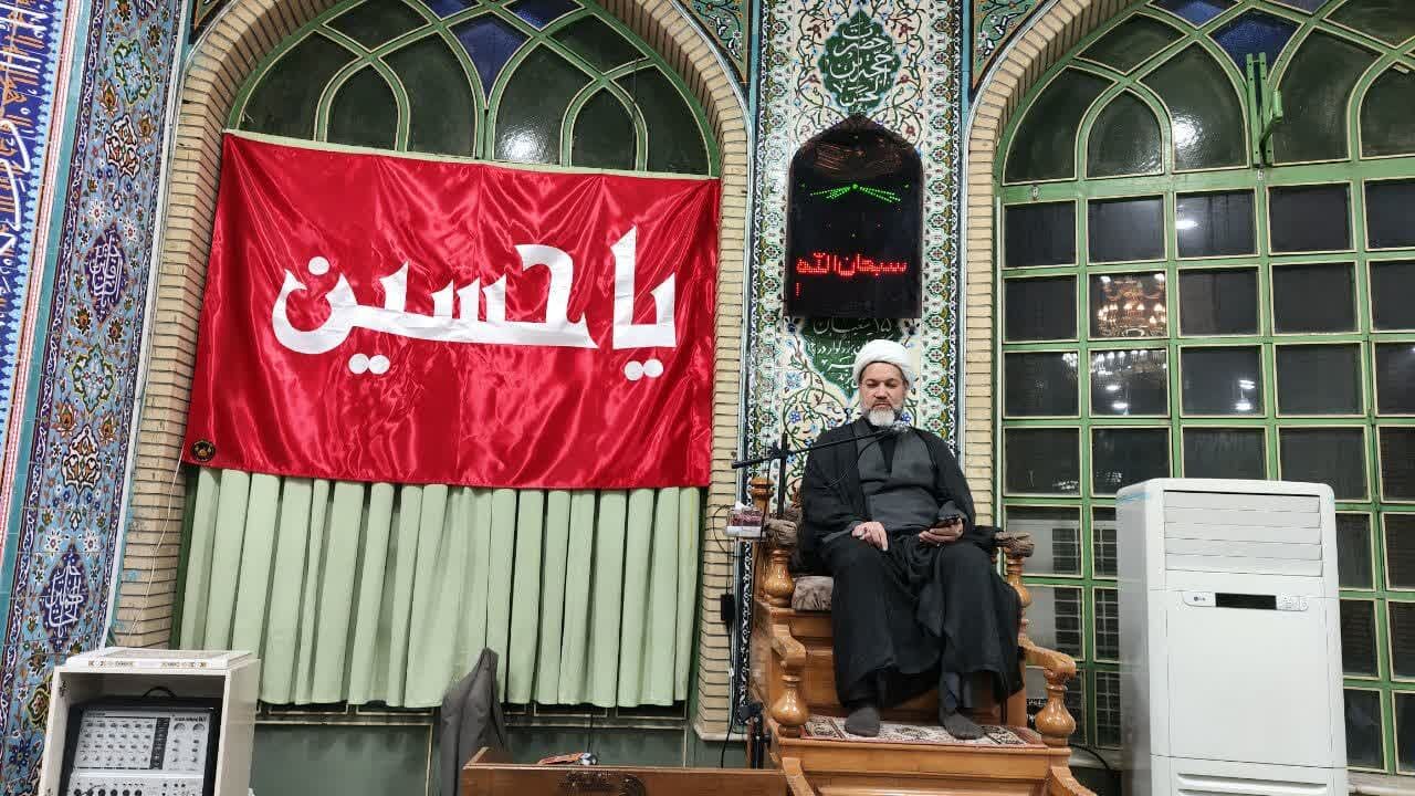 قرائت زیارت عاشورا توسط جوانان مسجدی در سوگ شهادت رئیس جمهور و یارانش