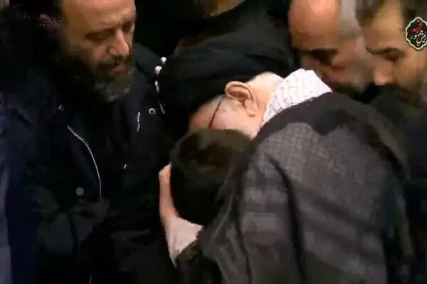 دلجویی رهبر انقلاب از فرزندان شهدای خدمت