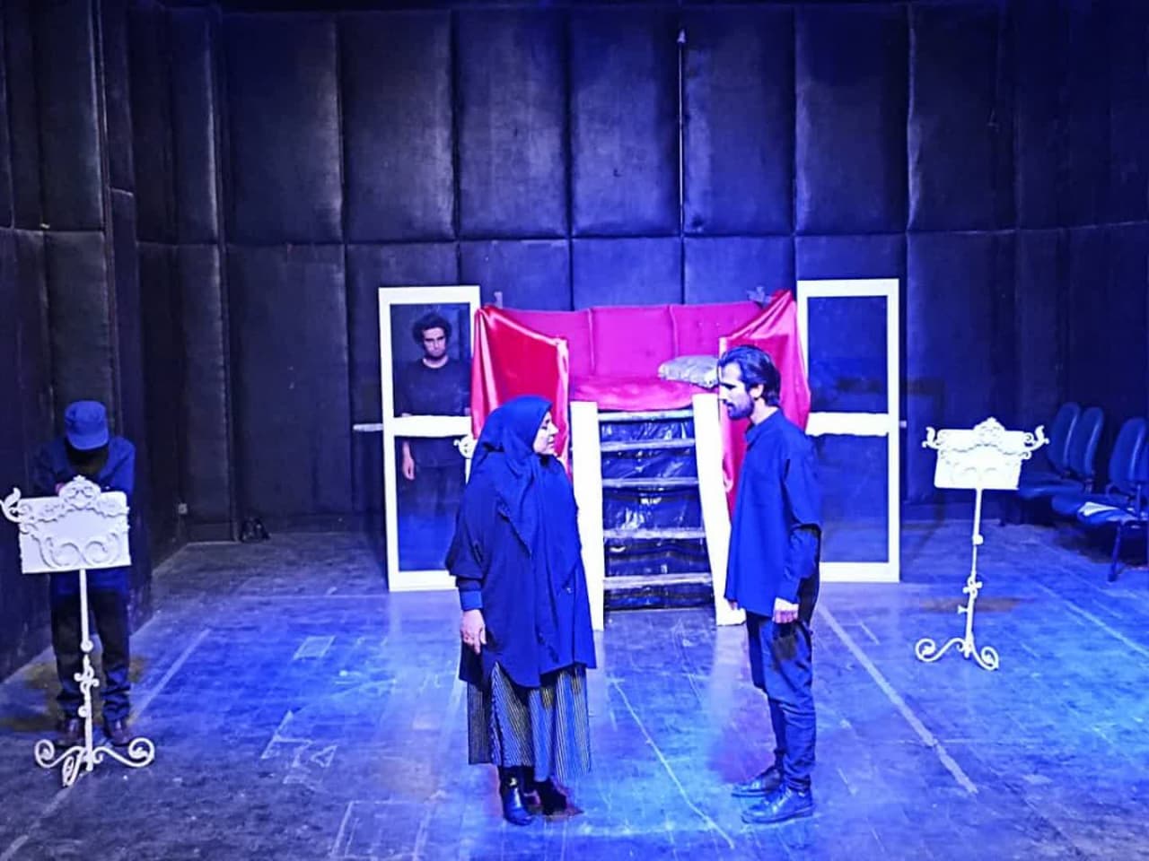اجرای عمومی نمایش «دست های سرخ» در یاسوج