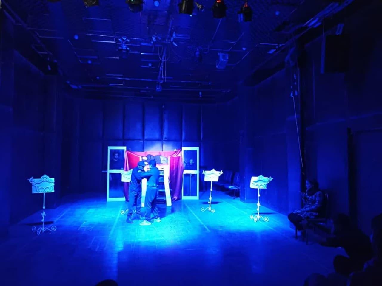 اجرای عمومی نمایش «دست های سرخ» در یاسوج