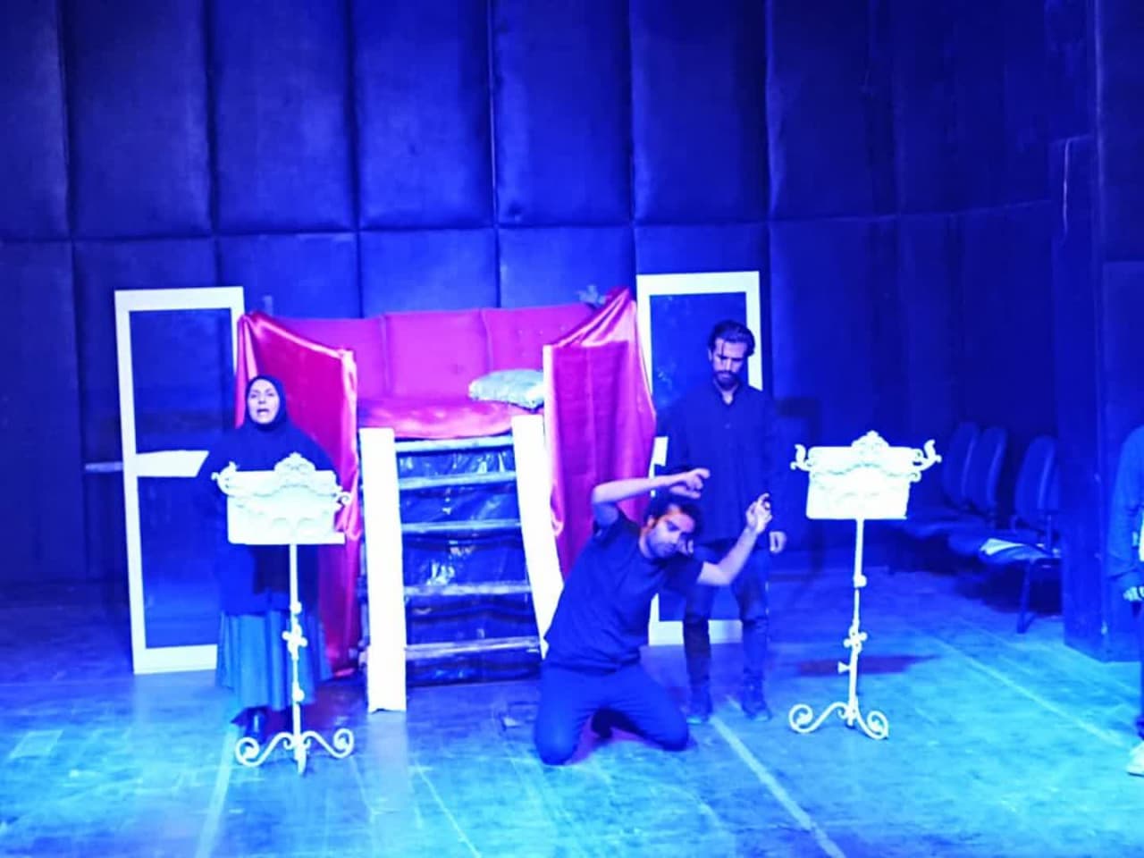 اجرای عمومی نمایش «دست های سرخ» در یاسوج