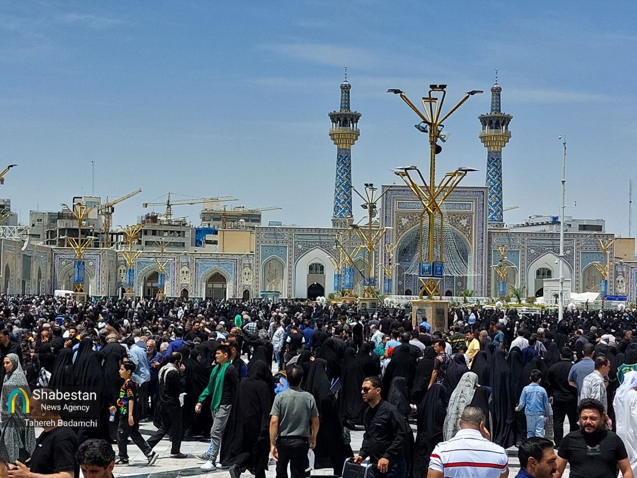 سیل جمعیت استقبال از شهید جمهور روانه حرم مطهر رضوی