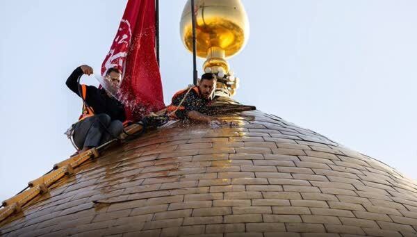 غباروبی و شست‌وشوی گنبد حرم حضرت عباس (ع)