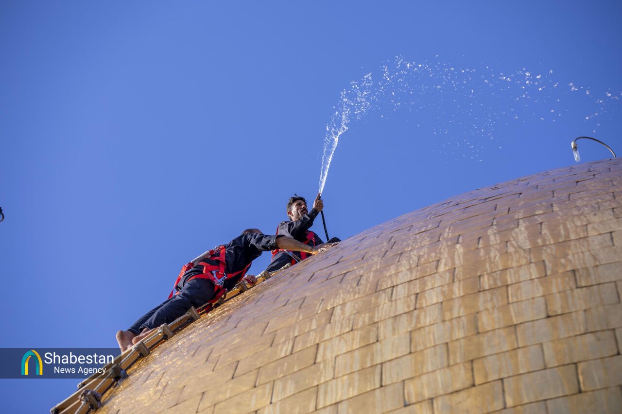 شستشوی گنبد و منارههای حرم حضرت عباس(ع)+ عکس