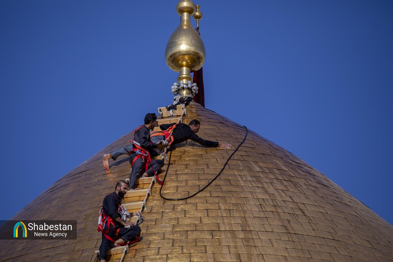 شستشوی گنبد و منارههای حرم حضرت عباس(ع)+ عکس