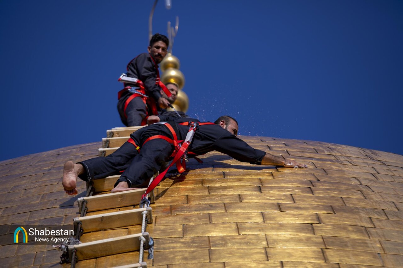 شستشوی گنبد و منارههای حرم حضرت عباس(ع)+ عکس